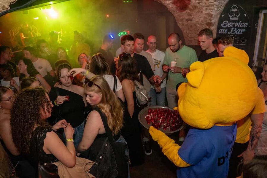 Nice : Yellow Pub Crawl - Social Bars, Games & Meet People - Four bars with different vibes: how the stops work