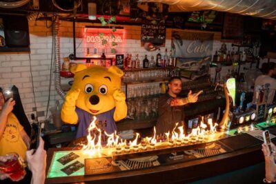 Nice : Yellow Pub Crawl - Social Bars, Games & Meet People - Hosts, icebreakers, and why the group size matters