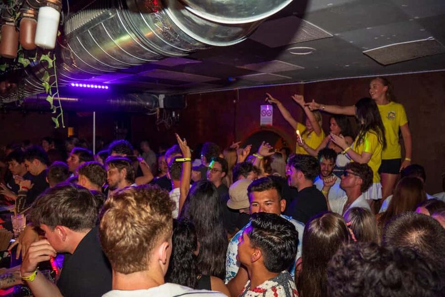 Nice : Yellow Pub Crawl - Social Bars, Games & Meet People - Price and value: is $29 really enough?
