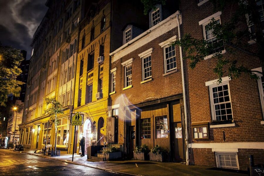 NYC: Boos & Booze Haunted Pub Crawl - Drinks, selfies, and how to plan your spending