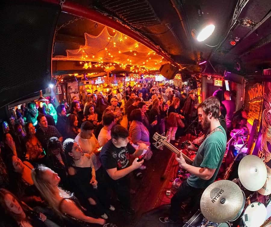 NYC Pub Crawl Experience - West Village nightlife, compressed into a $18, 3-hour plan