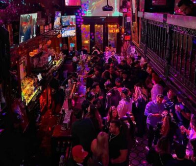 NYC Pub Crawl Experience - Where you meet on West 3rd and 6th Ave (and what to bring)