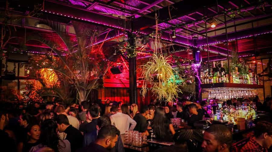 NYC Pub Crawl Experience - Games, live entertainment, DJs, and dancing: the party package
