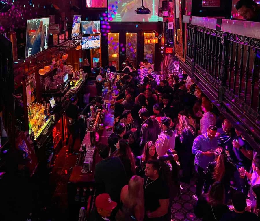 NYC Pub Crawl Experience - Where you meet on West 3rd and 6th Ave (and what to bring)