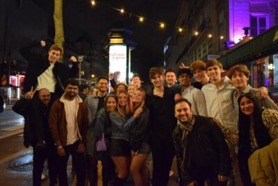 Paris: City Center Guided Pub Crawl with Shots & Club Entry - The Walking Rhythm: How the Night Stays Fun Instead of Chaotic