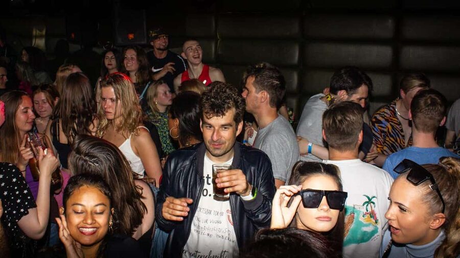 Paris: Pub Crawl with Shots and Nightclub Entry - How the Guide Changes the Night: Omar, Amine, and the Group Energy