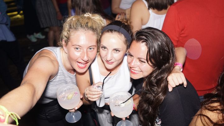 Porto: Pub Crawl with 6 Drinks and VIP Club Entry - Porto nightlife starts at Praça Gomes Teixeira with the Red Umbrella