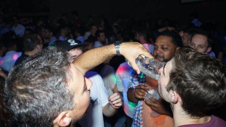 Porto: Pub Crawl with 6 Drinks and VIP Club Entry - Price and value: why $19 can make sense in Porto nightlife
