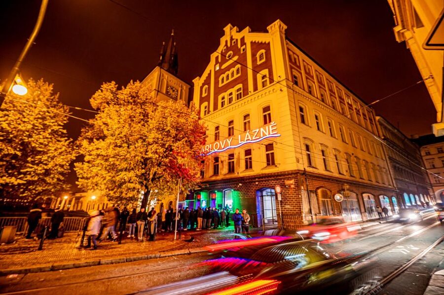 Prague: Entry ticket to Ice Pub Prague with Nightclub Option - The 30-minute slot system: how your 20 minutes actually works