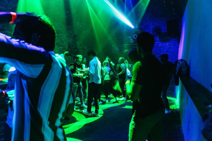 Prague: Pub Crawl with Unlimited Drinks & 5-floor Club Entry - Timing and What to Do With It: How the 4–6 Hours Fits Your Plan