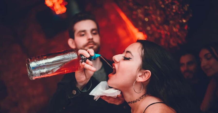 Pub Crawl - 1-hour Open Bar then Vip to 5 Clubs - Krakow - Stop-by-stop: what each phase feels like