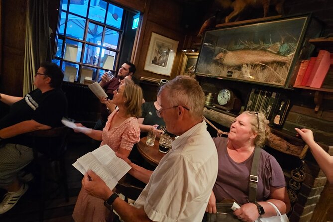 Pub Crawl and Sing along London Experience - A 6 pm London pub crawl with a sing-along finale