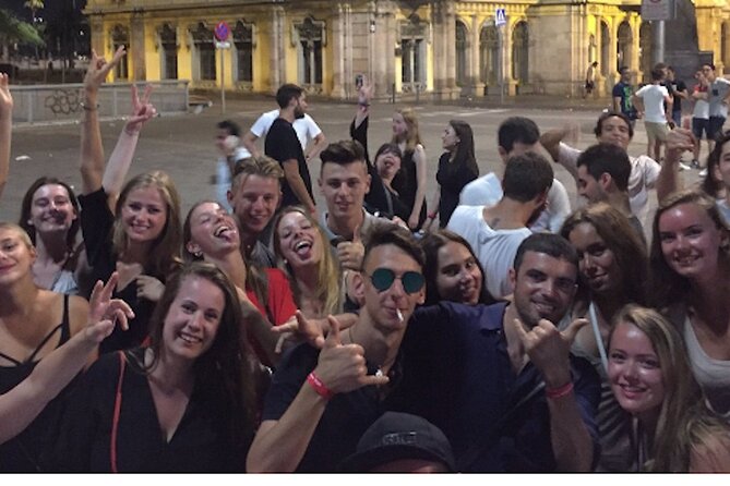 Pub Crawl Barcelona: 4 nightclubs + shots + skip-the-line entry - Group size and the social vibe: good and bad