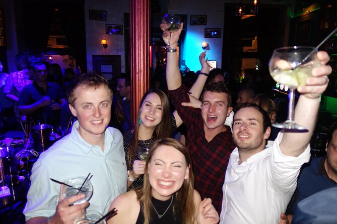 Pub Crawl Dubai: Nightlife Tours - The photo + games setup: why it helps you meet people fast