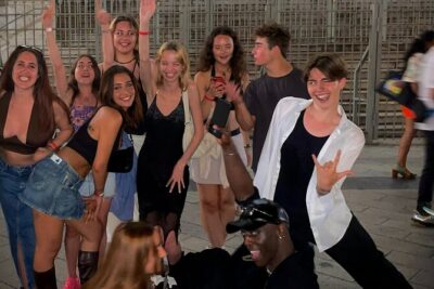 Pub Crawl Nice : Drink, Laugh, Meet the World - Where you meet: the Saleya area start makes everything easy