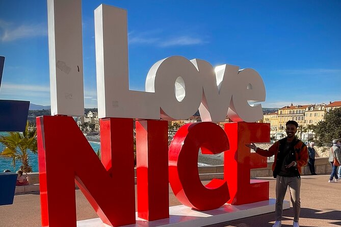 Pub Crawl Nice : Drink, Laugh, Meet the World - The Place Masséna break: a quick landmark reset