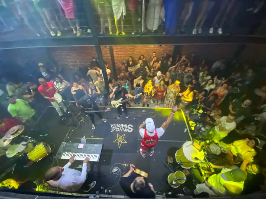 Rio: Pub Crawl in Lapa with Cachaça Tasting and Live Samba - Club Finale: DJ Beats in Brazilian Funk, Pop, and Reggaeton