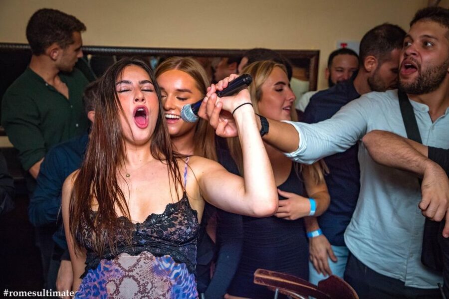 Rome: NYE Pub Crawl and Club - Two Included Pub Stops: How They Keep the Energy Up