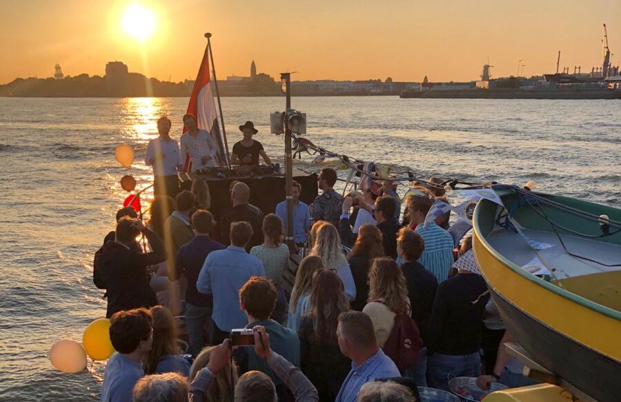 Rotterdam: Pub Cruise with Drinks and Bites - Getting on at dePont010: don’t underestimate the dock search