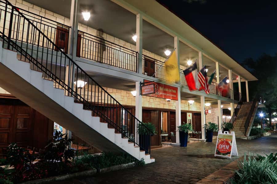 San Antonio: Spirits & Spirits Haunted Pub Crawl - Meet Outside the Crockett Hotel, Then Start With a Drink