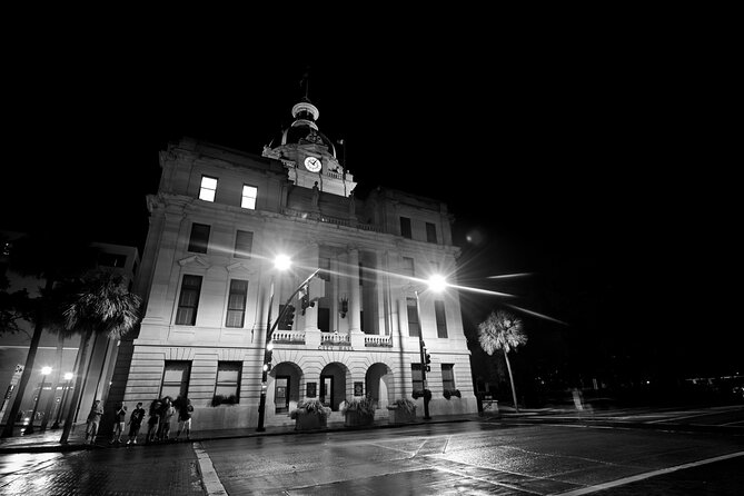 Savannah Haunted Pub Crawl Walking Tour - The Marshall House: Civil War history meets spooky footsteps