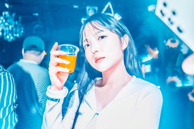 Seoul: LGBTQ+ Pub Crawl and Drag Show with Local Drag Queen - Languages and Guide Style: Comfort Matters More Than You Think