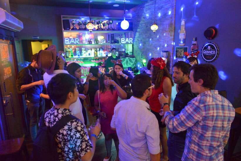 Singapore Pub Crawl - Party like a Local - Stop One: Welcome Shot and Nightlife Tips That Actually Help