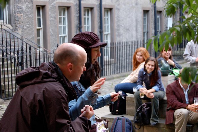 The Edinburgh Literary Pub Tour - Entering Edinburgh’s literary world through pubs and courtyards
