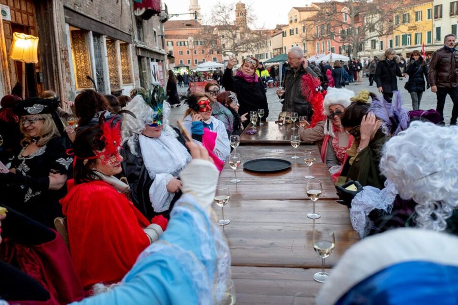 Venice: Venetian Style Carnival Pub Crawl - Why a Carnival Pub Crawl Works So Well in Venice