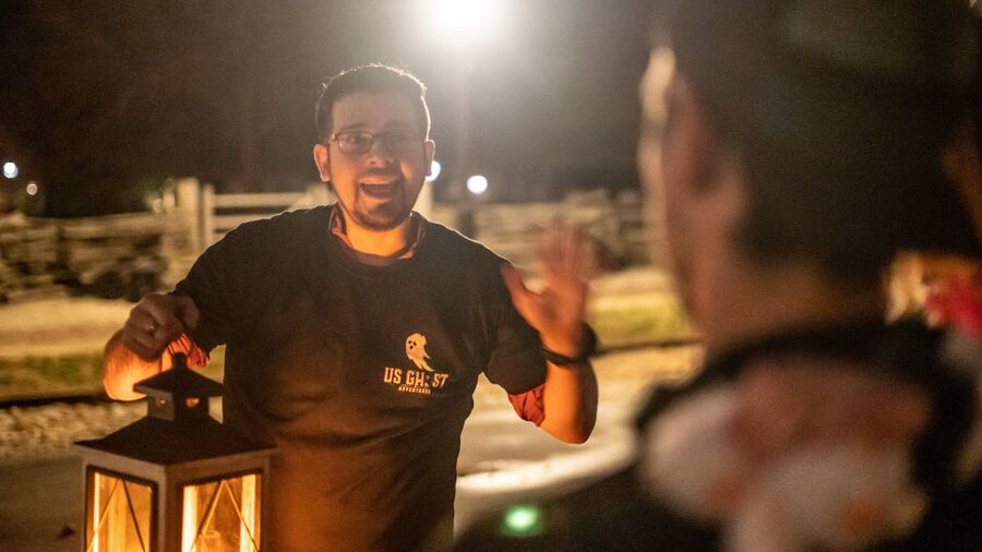 Washington DC: Ghosts Boos and Booze Haunted Pub Crawl - Who leads the stories, and why that matters