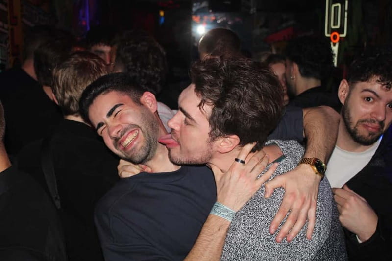 Wild Night Pub Crawl: Free Shots, Games & VIP Club Entry! - Who this tour suits best (and who should skip it)